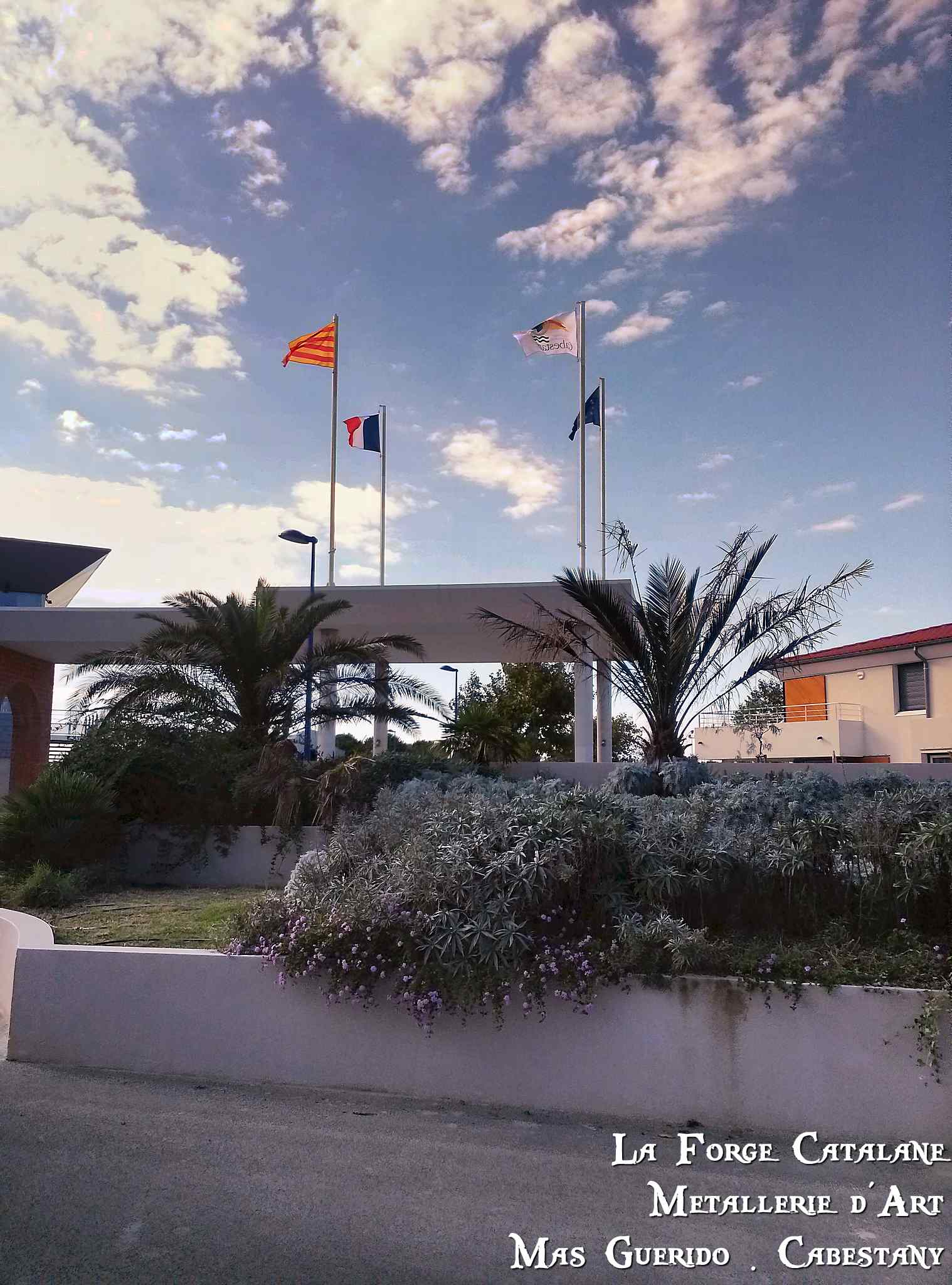 porte drapeaux forge catalane.jpg